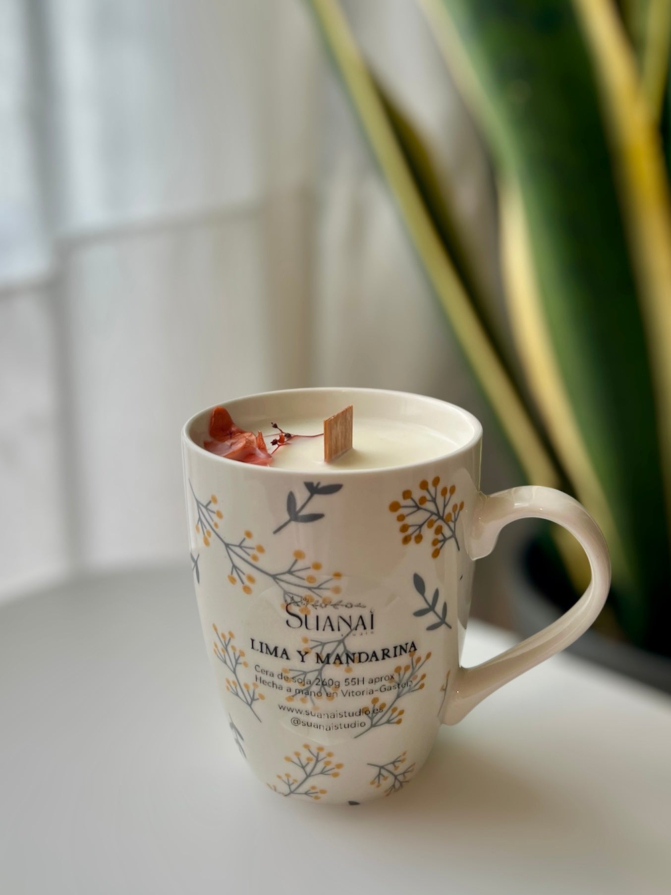 Vela en taza Lima y mandarina - Cera de soja y mecha de madera