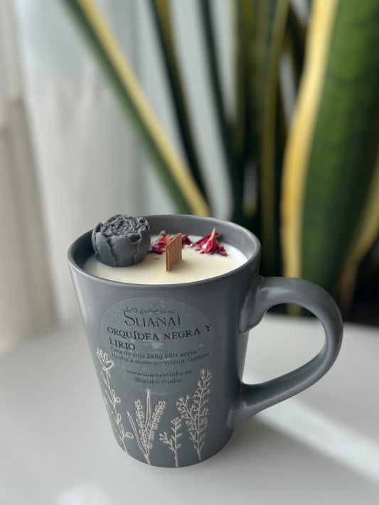 Vela Taza Orquídea Negra – Cera de Soja y Mecha de Madera (Taza Grande)