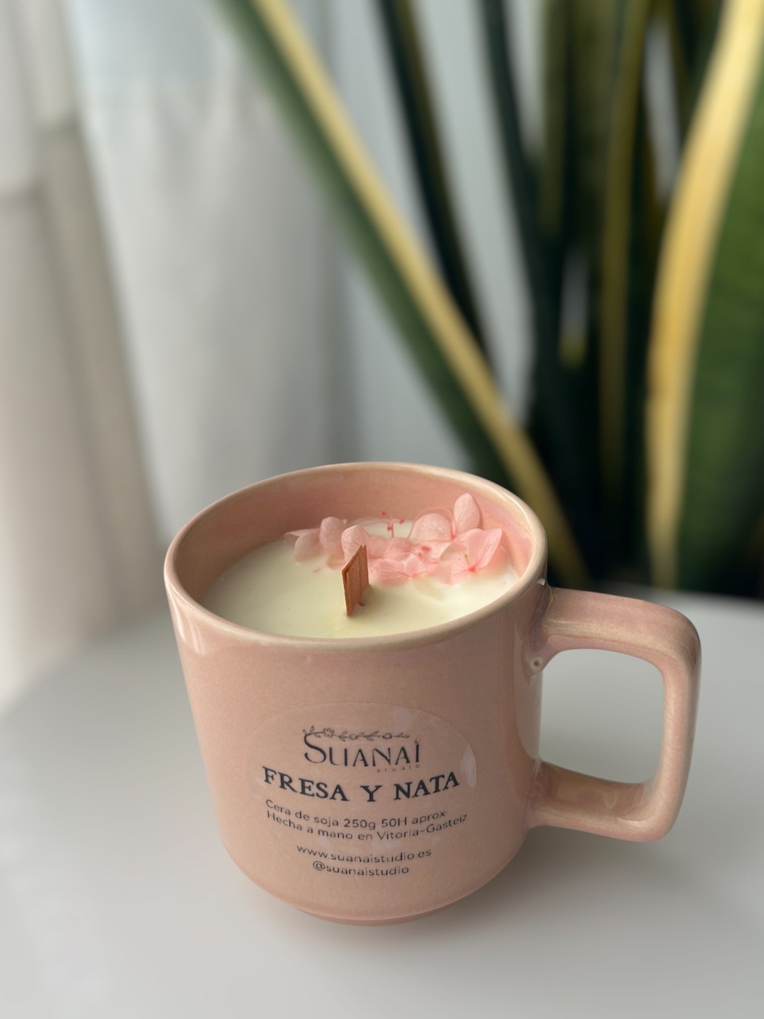 Vela Taza Fresa y Nata – Cera de Soja y Mecha de Madera