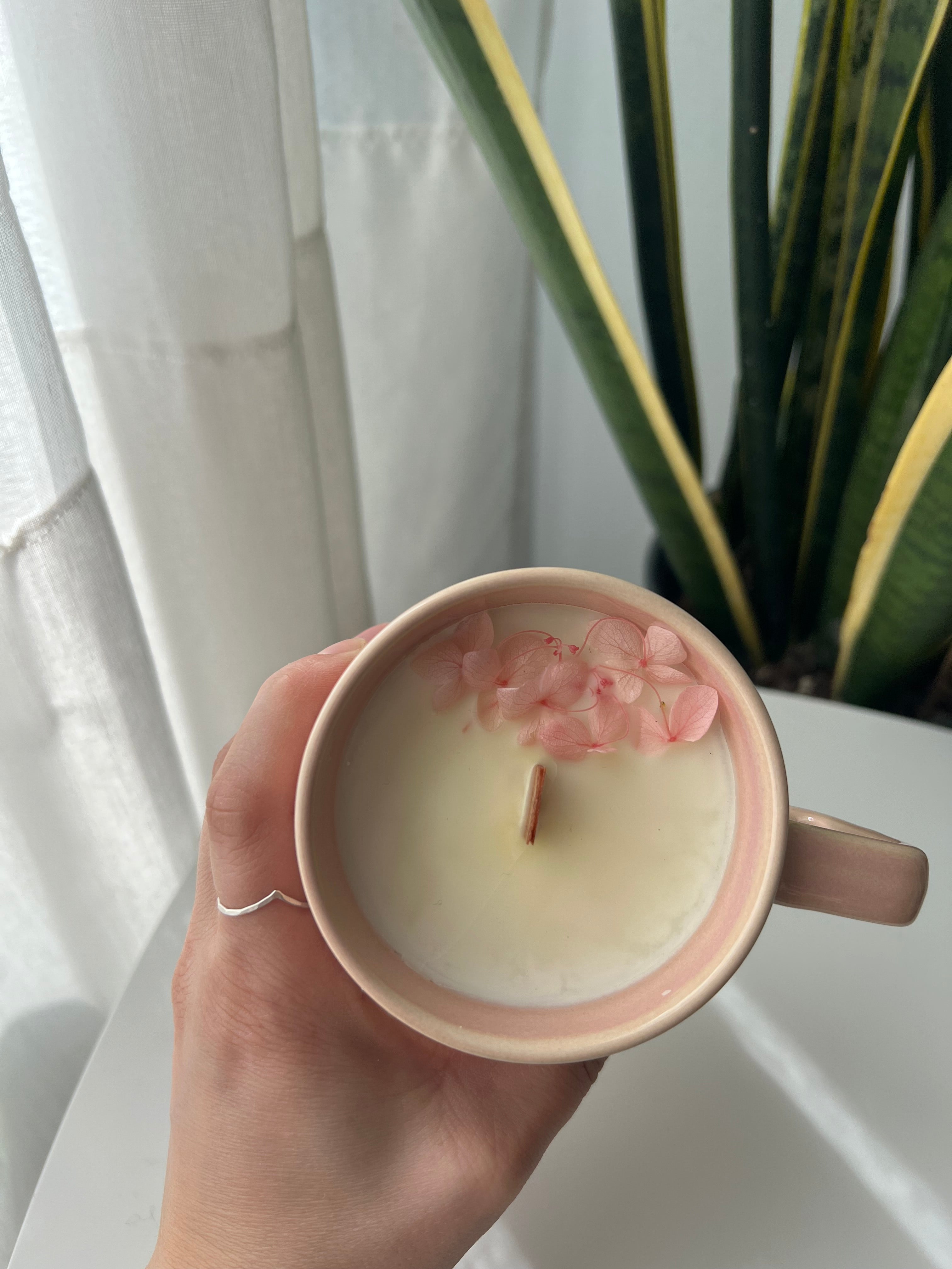 Vela Taza Fresa y Nata – Cera de Soja y Mecha de Madera