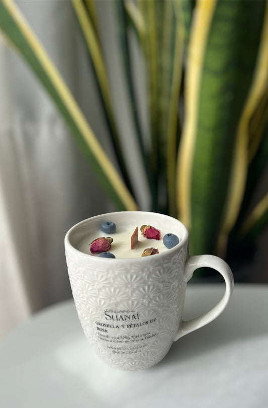 Vela Taza Grosella y Pétalos de Rosa – Cera de Soja y Mecha de Madera