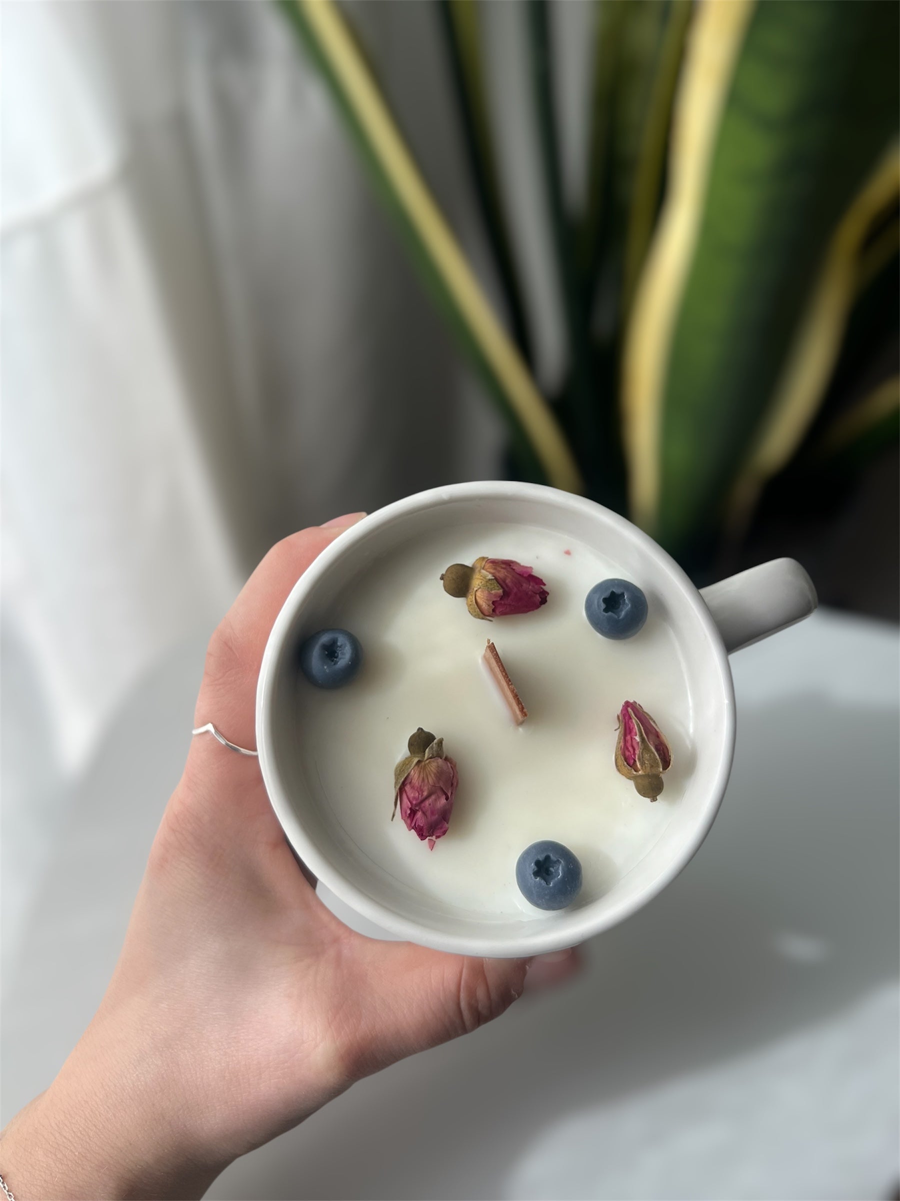 Vela Taza Grosella y Pétalos de Rosa – Cera de Soja y Mecha de Madera