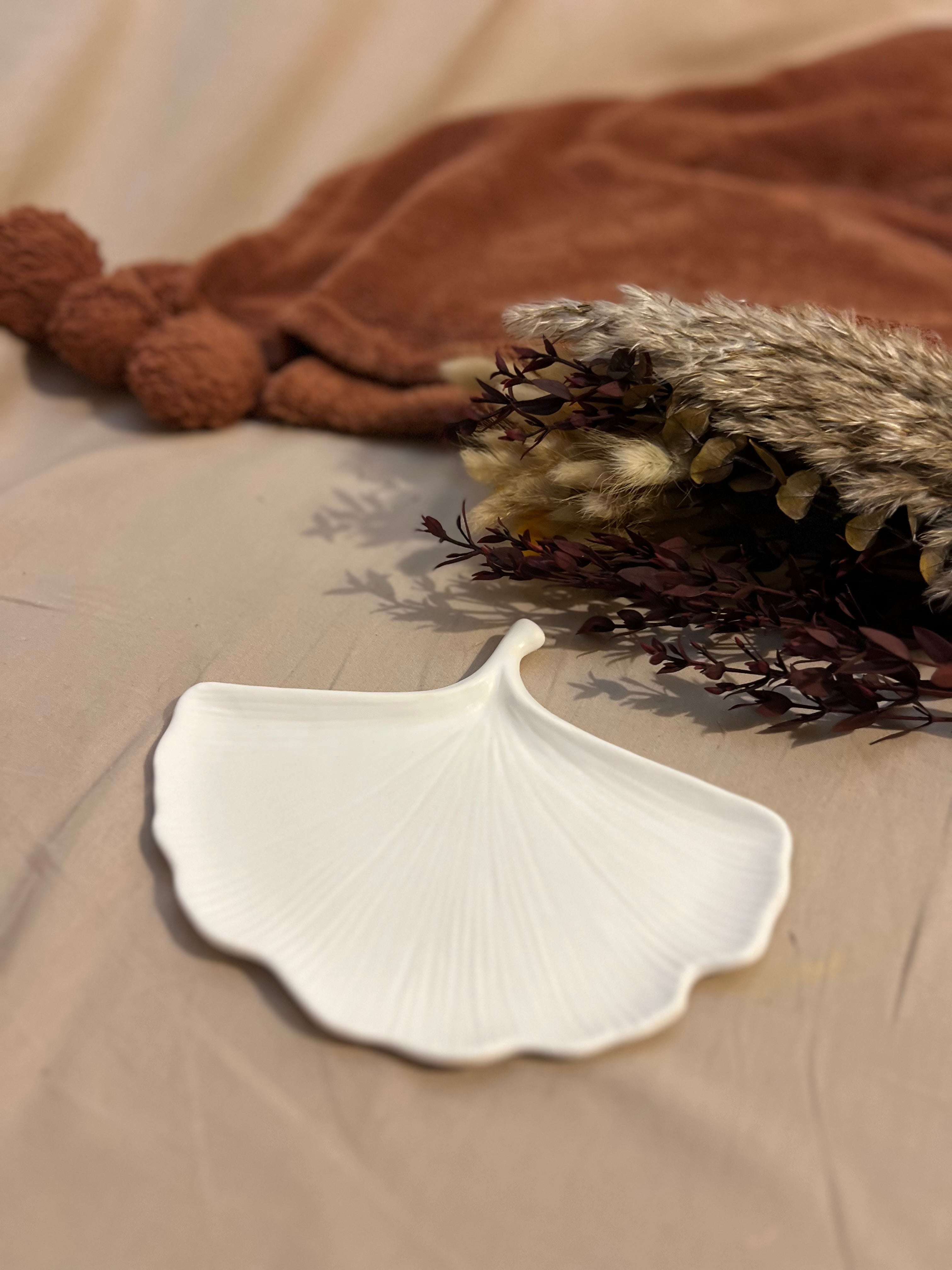 Bandejas artesanales de alabastro – Hoja de Ginkgo biloba