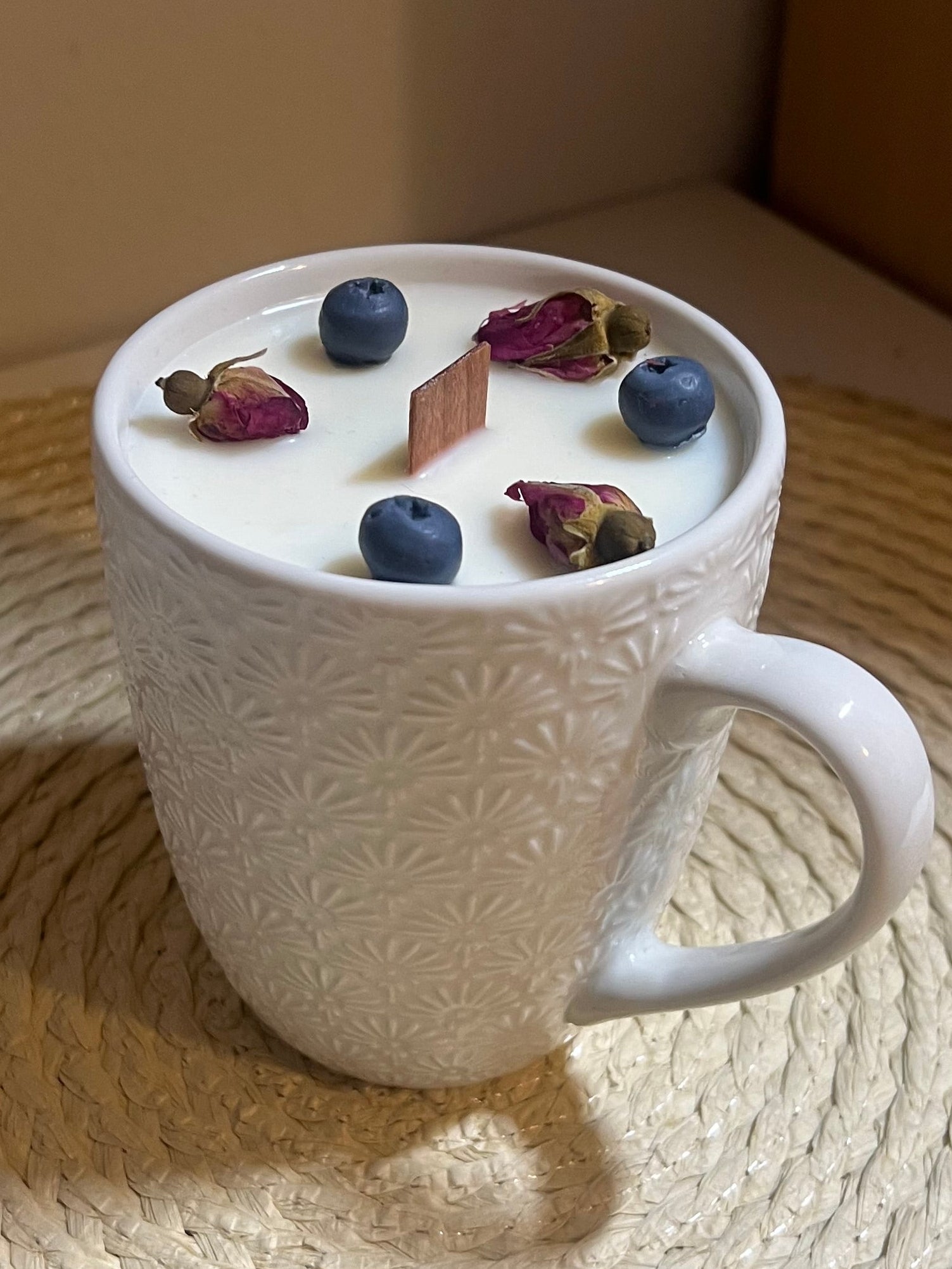 Vela Taza Grosella y Pétalos de Rosa – Cera de Soja y Mecha de Madera