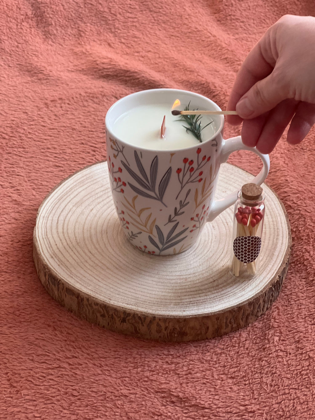 Vela en Taza Abeto - Cera de Soja y Mecha de Madera