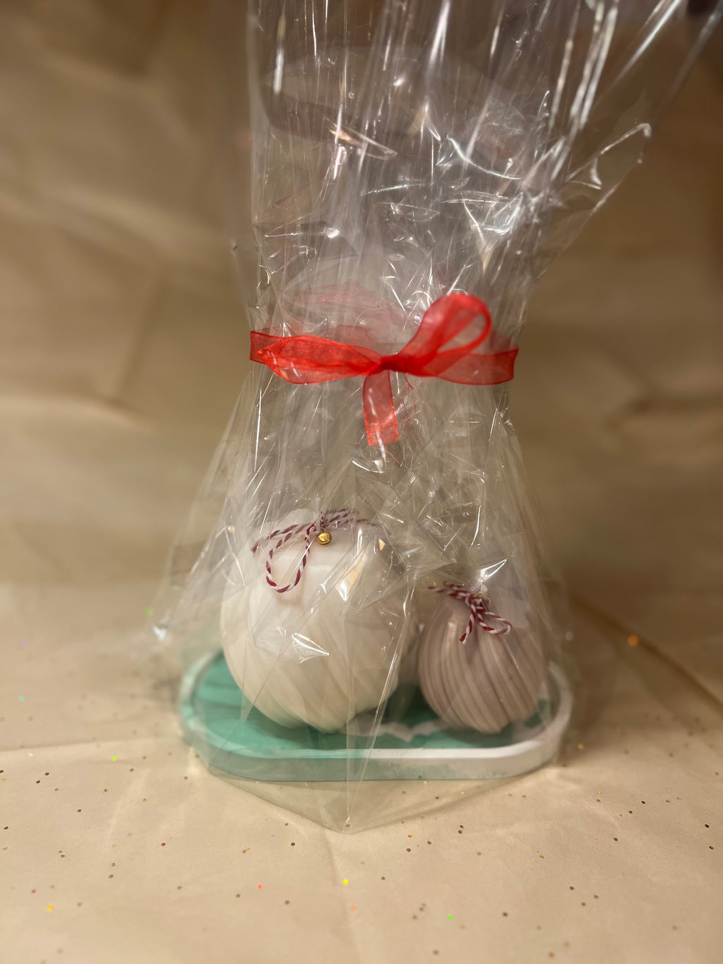 Pack Doble – 2 Velas Decorativas de Cera de Soja + Bandeja Alargada de Alabastro