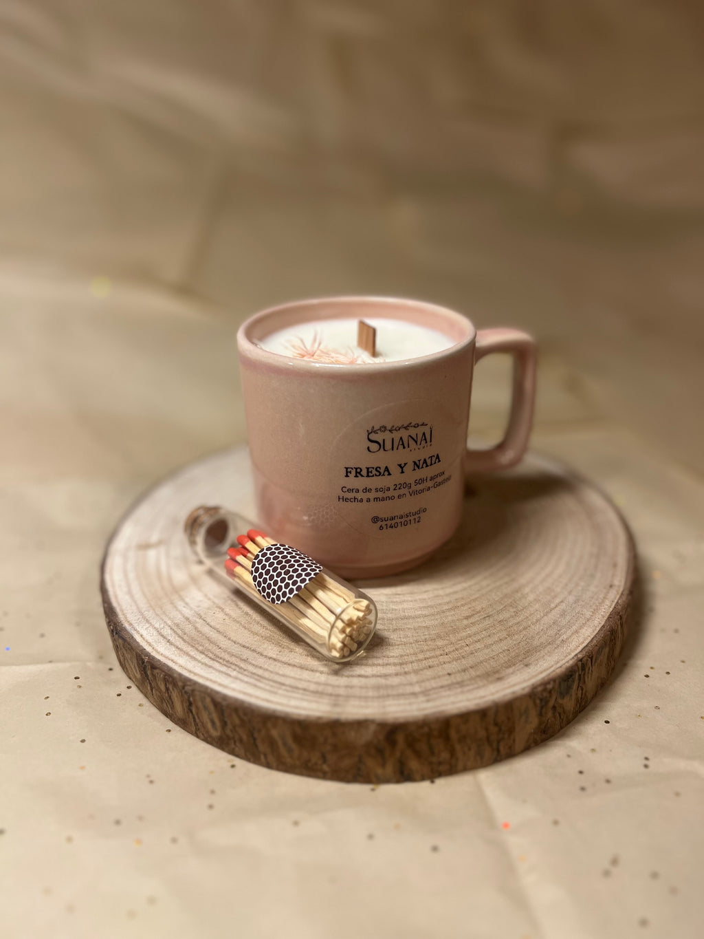 Vela Taza Fresa y Nata – Cera de Soja y Mecha de Madera