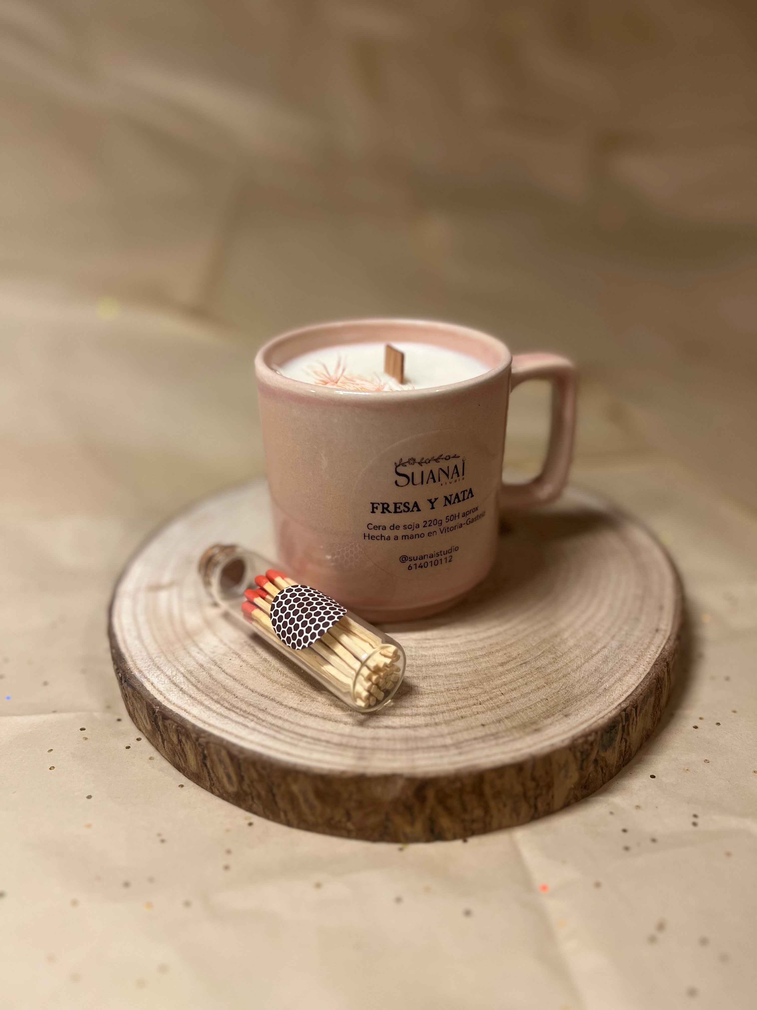 Vela Taza Fresa y Nata – Cera de Soja y Mecha de Madera