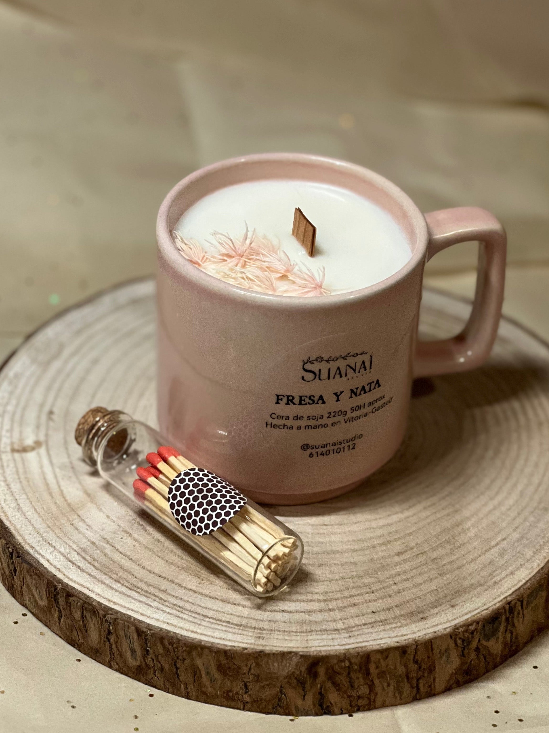 Vela Taza Fresa y Nata – Cera de Soja y Mecha de Madera