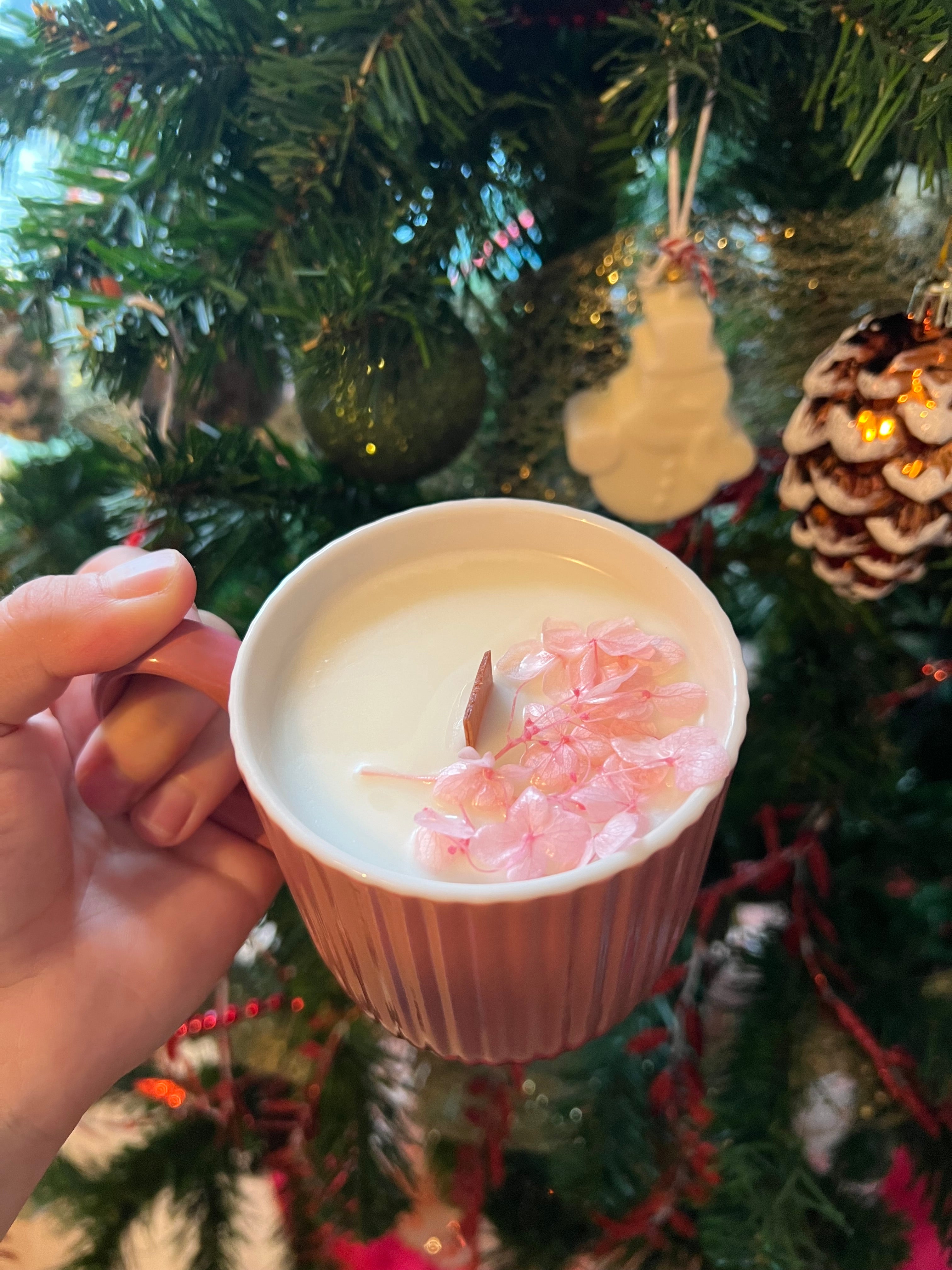 Vela Taza Peonia – Cera de Soja y Mecha de Madera