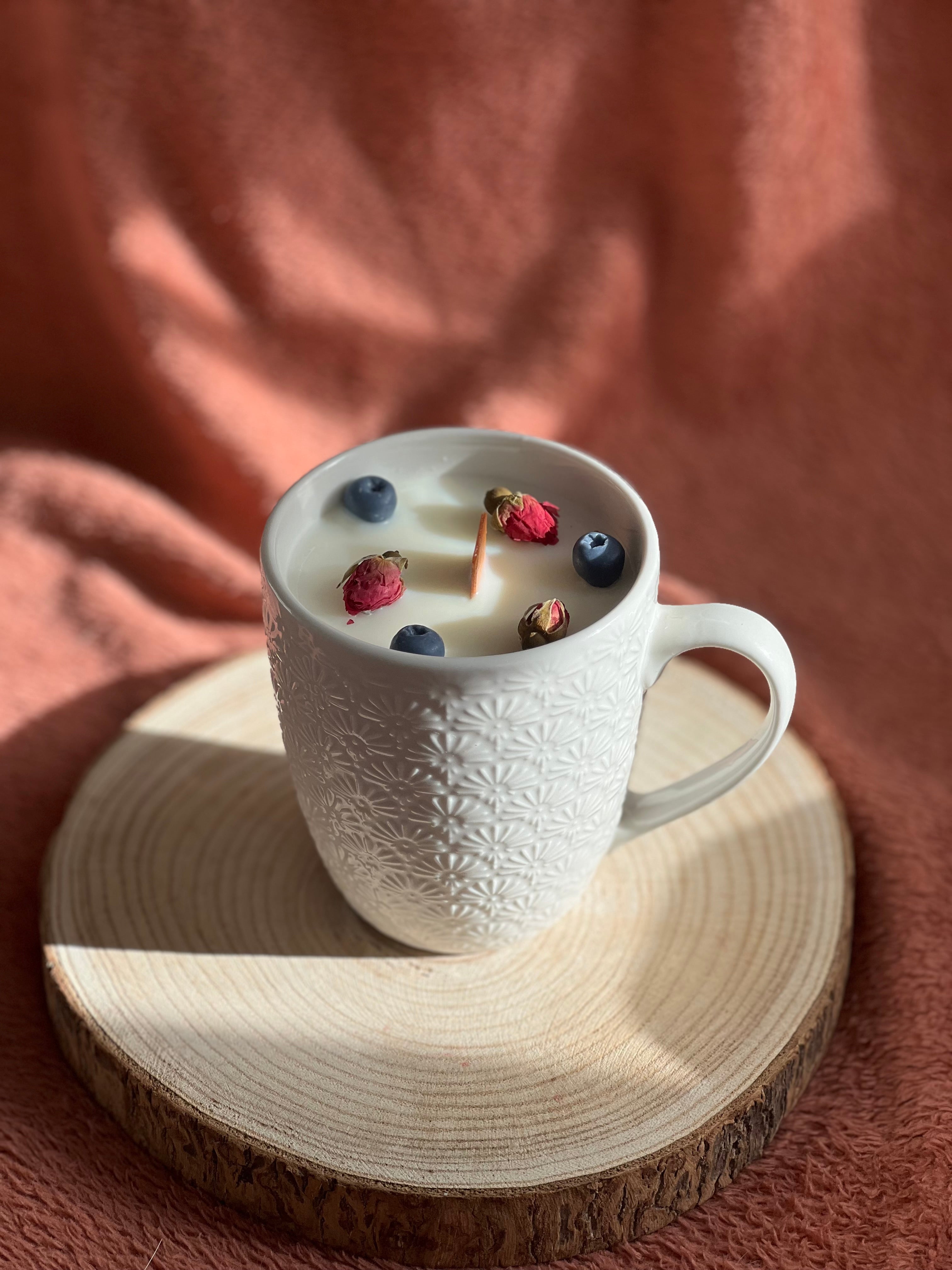 Vela Taza Grosella y Pétalos de Rosa – Cera de Soja y Mecha de Madera