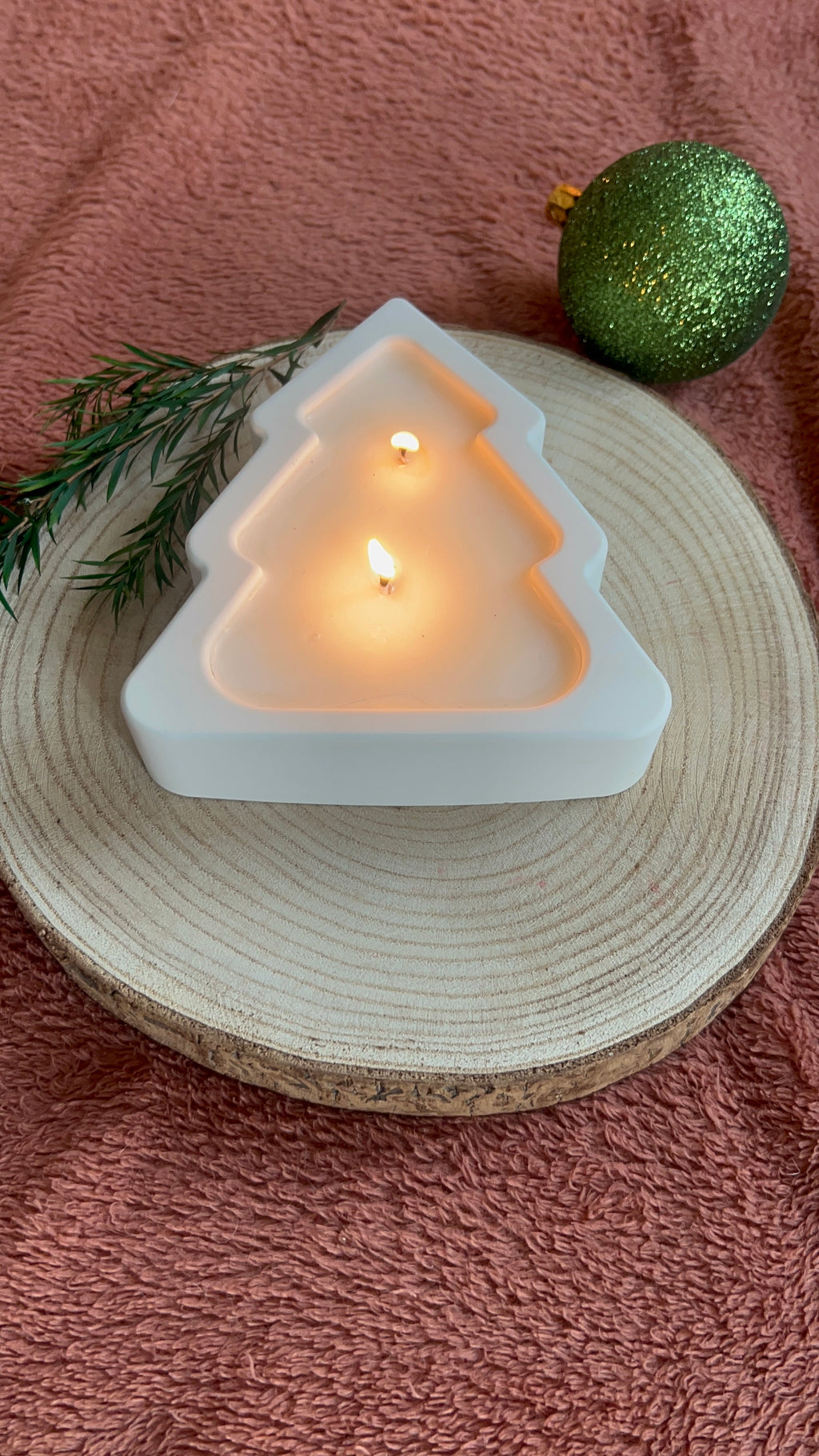 Vela de Cera de Soja en Recipiente de Alabastro Artesanal – Edición Árbol de Navidad