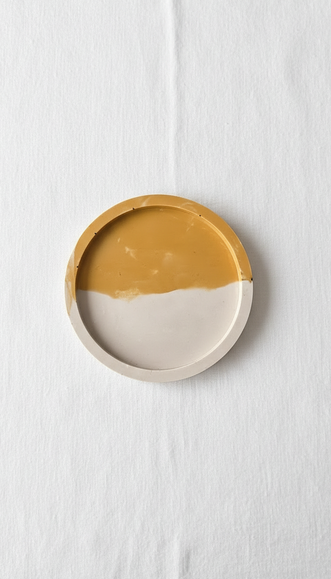 Bandeja circular dorada y blanca