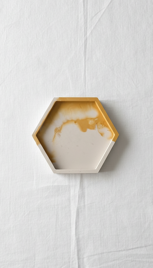 Bandeja hexagonal dorada y blanca
