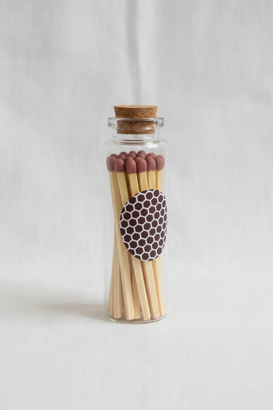 Frasco de cerillas sobre fondo blanco